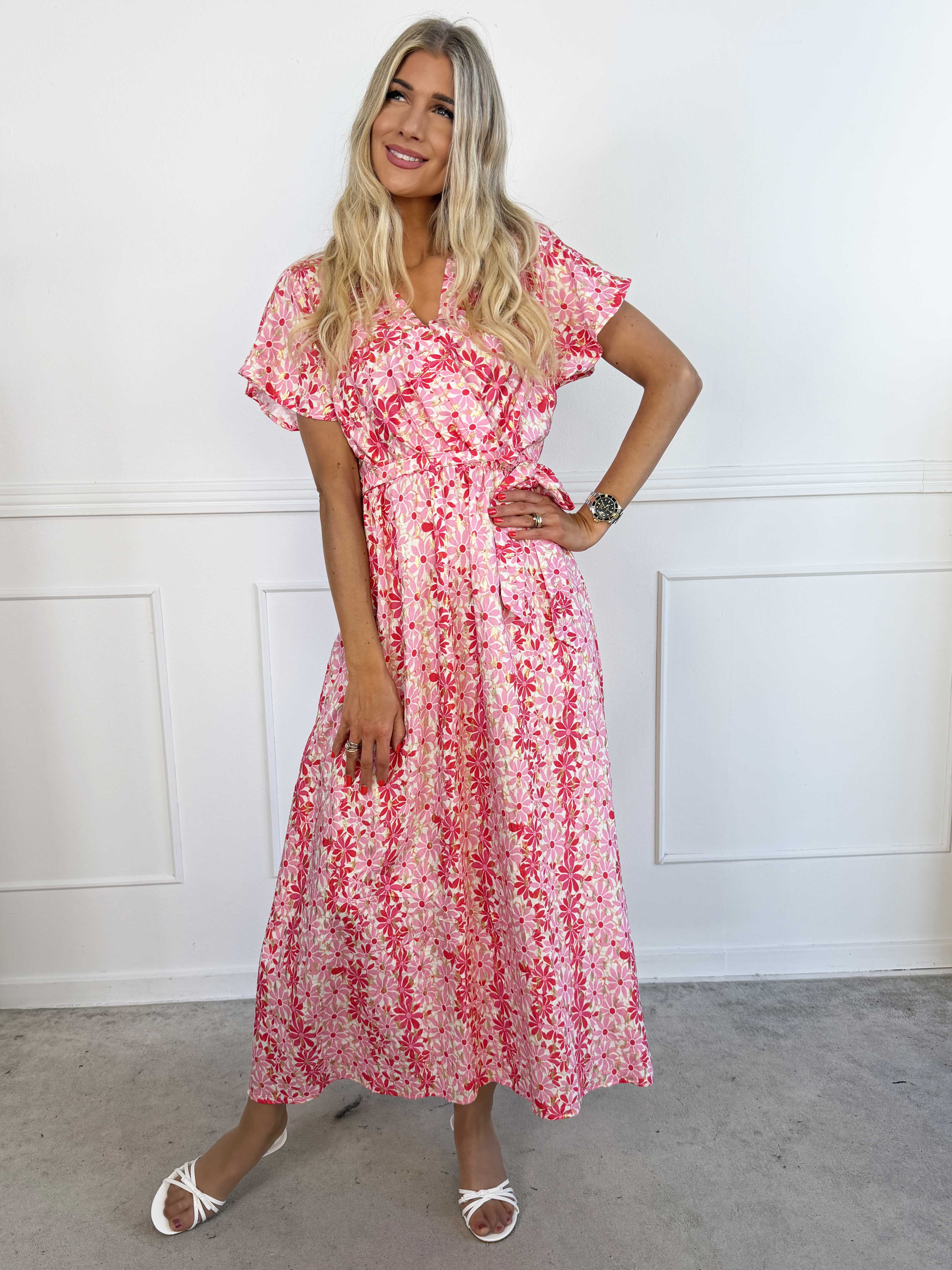 Rima - Lang blomstret kjole i viskose med guld dutter